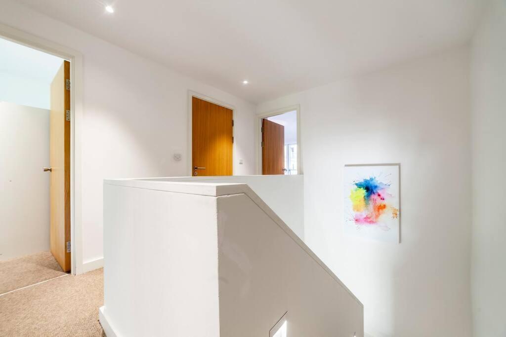 Stunning New 3 Bdr Duplex Wbalcony, East London Apartment Exterior foto